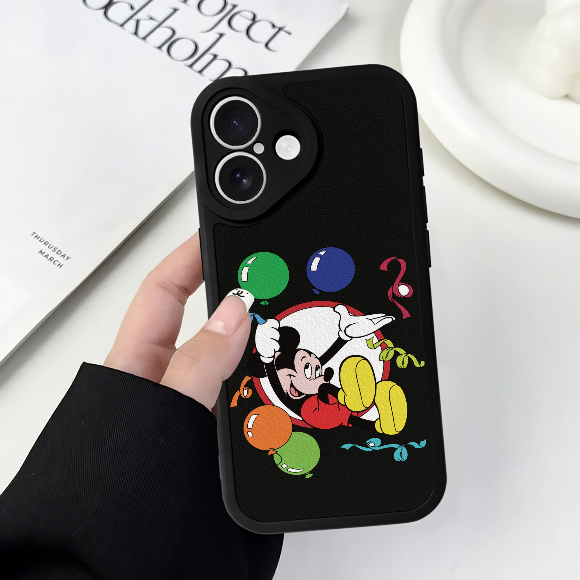 （画像用） ミッキーマウス Mickey Mouse 【iPhone 16シリーズ対応】シリコンスマホケース（レザー調） 材質：シリコン